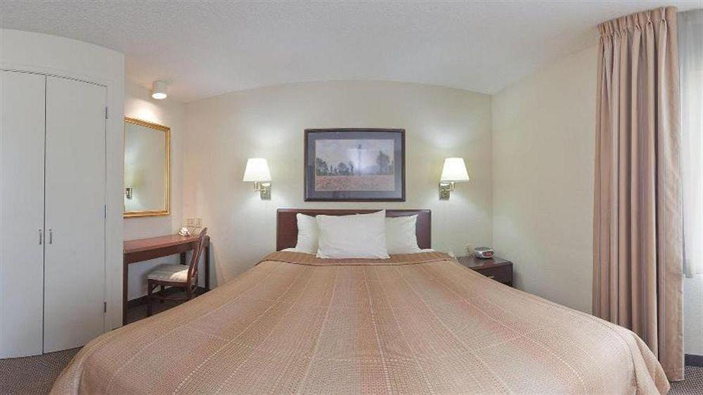 Sonesta Simply Suites Chicago Naperville Warrenville Exterior photo